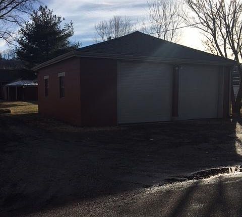 3rd image of 405 Mill St