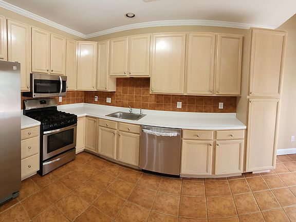 3rd image of 82 Versailles Blvd