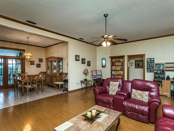 5th image of 410 Meadowlark Ln