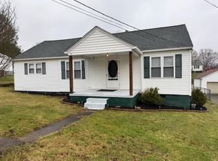 56 Halstead St, Oak Hill, WV 25901