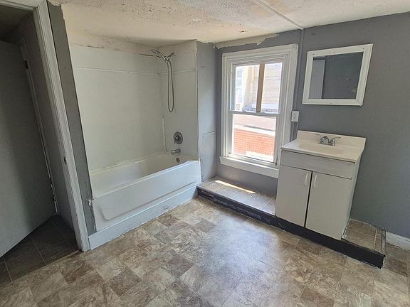5th image of 34 E Chestnut St