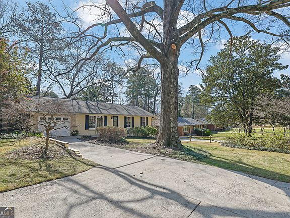 2nd image of 2685 Warwick Cir NE