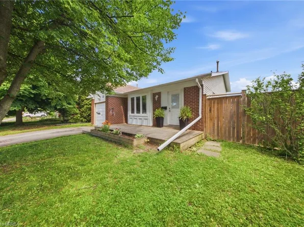 33 Hallmark St, Brantford, ON N3P 1A6