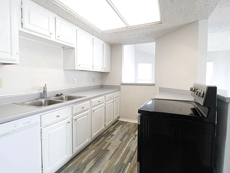 3815 Bremen Ave — Photo 11