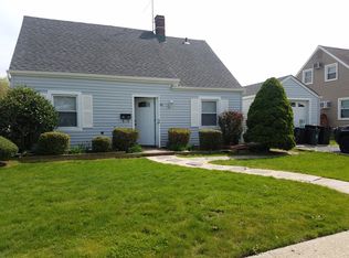 40 Green Ln, Levittown, NY 11756