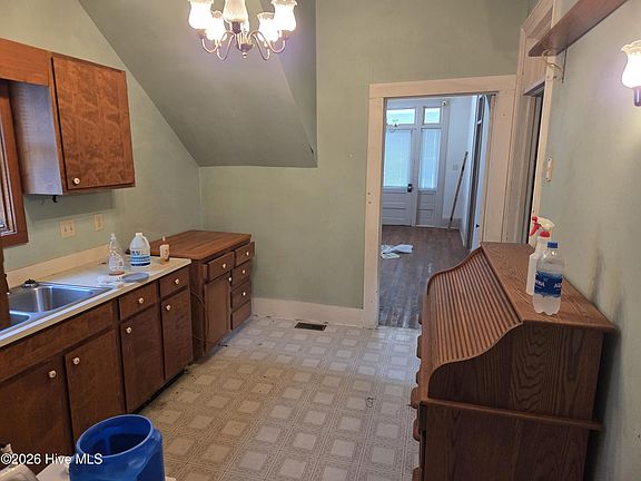 4th image of 321 Mcdonald Avenue