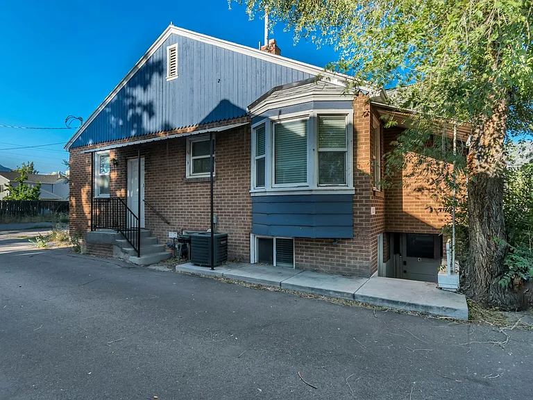 1028 W Center St — Photo 2