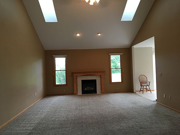 4th image of 300 Fairway Ct