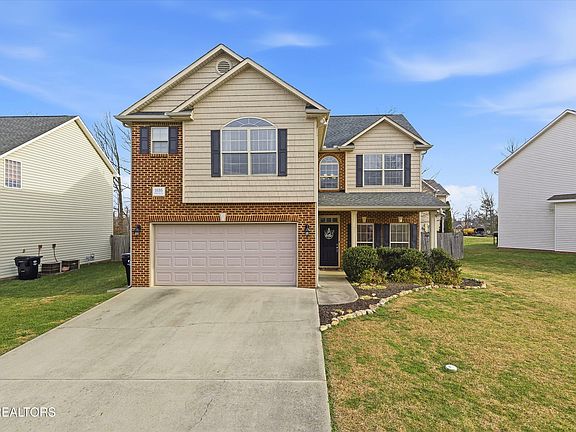 2nd image of 1636 Silver Oaks Ln