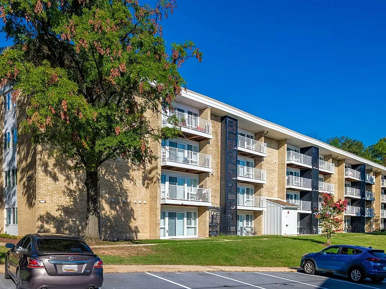 Hilltop Apartments — Photo 5