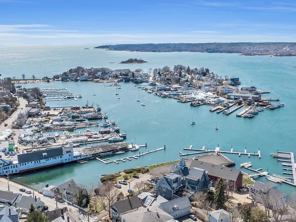 5 Pirates Ln APT 11, Gloucester, MA 01930