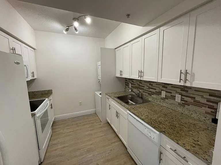 Versailles Tower - Kitchen with Glass Backsplash