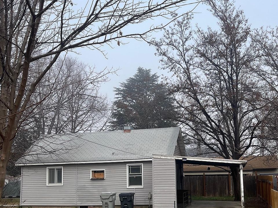 2nd image of 124 S Maple St