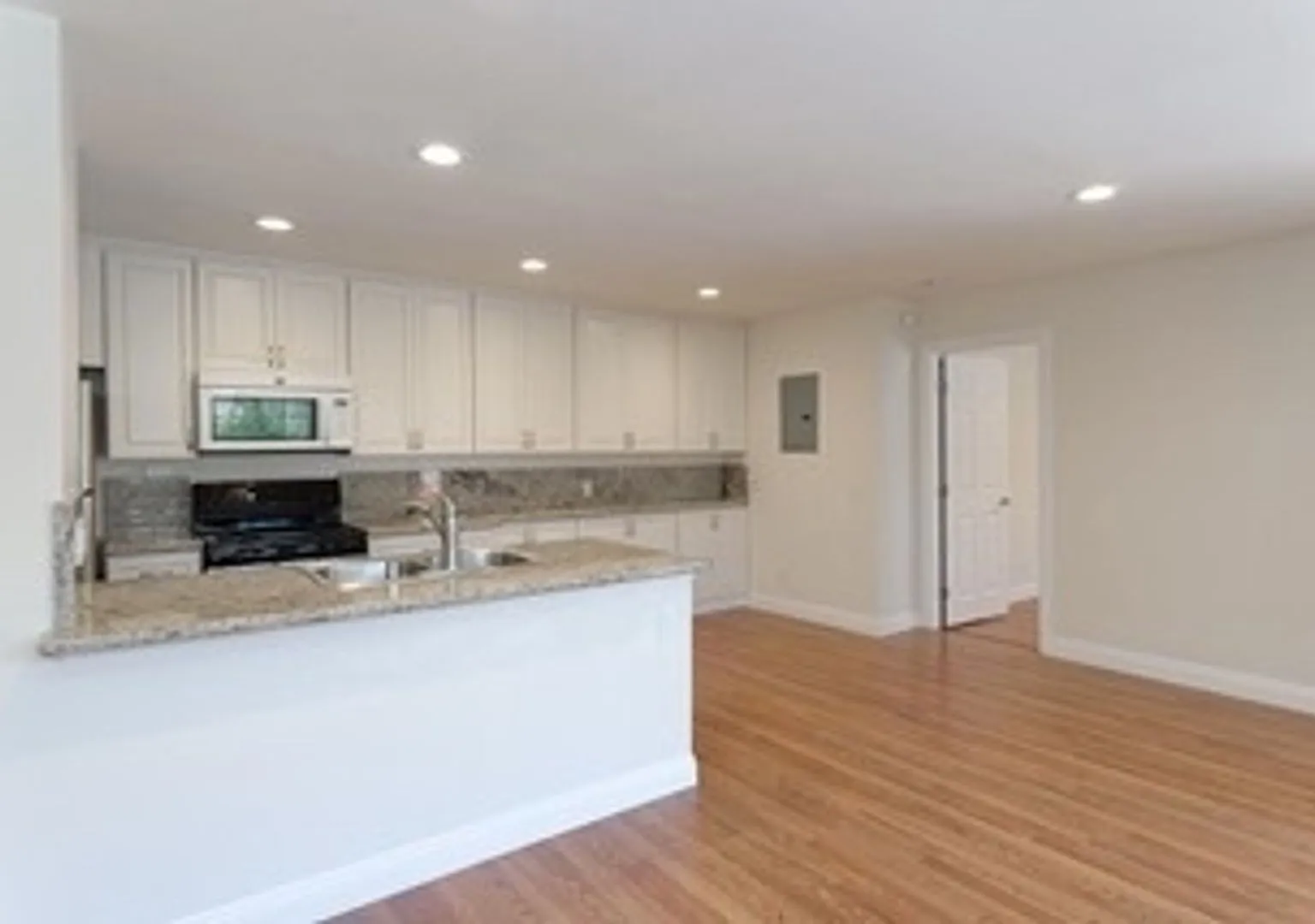 Luxury One Bedroom Apartment Home In la Jolla Village! Assigned Off Street Parking! In Unit Washe... — Photo 2