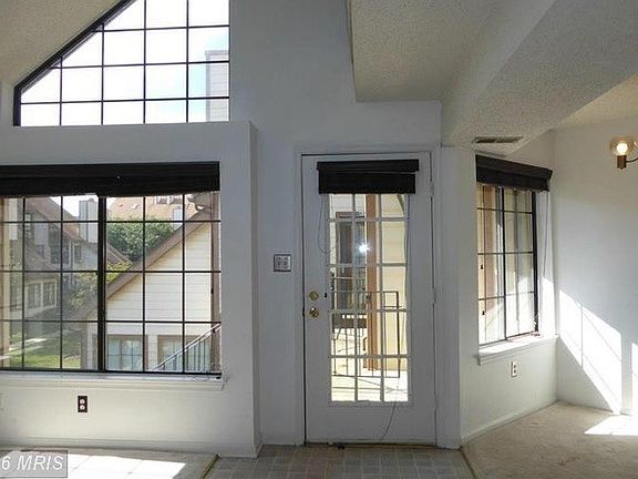 LOTS OF NATURAL LIGHT, LICIBNG ROOM-FOYER- HALL WAY HAVE WOO