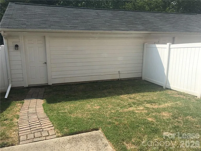 9916 Evergreen Terrace Dr — Photo 7
