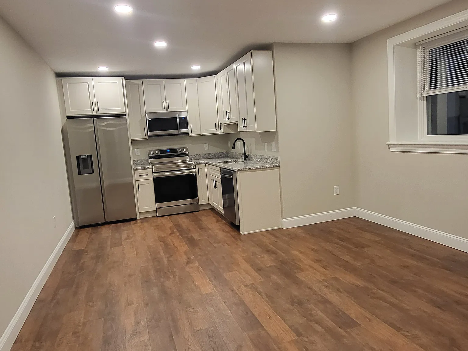 2 bed, 900 sqft, $1,820 — Photo 4
