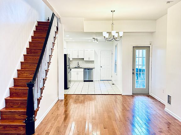 3rd image of 2314 Catharine St #Townhouse