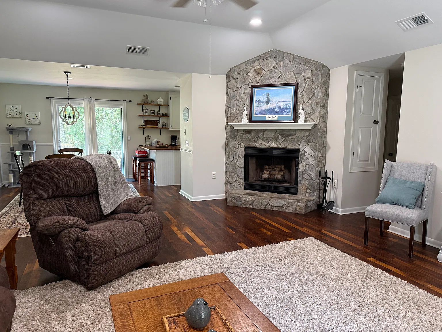 3 bed, 1850 sqft, $3,200 — Photo 3