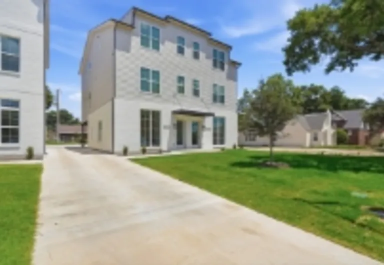 3323 S University Dr — Photo 3