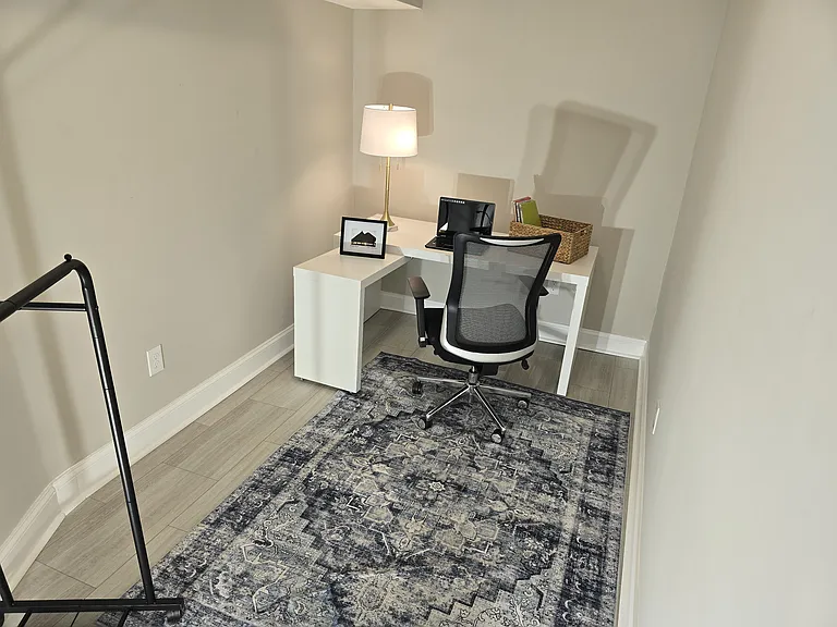 2424 Linden Ave — Photo 5