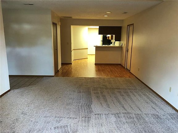 3rd image of 60 Stratford Green Dr