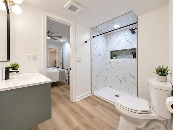 Renovated Basement Private bathroom room 6