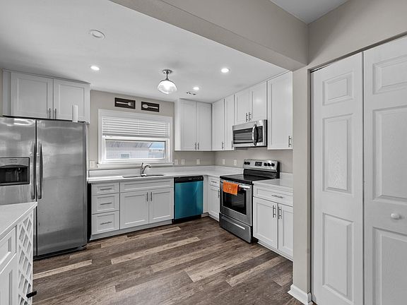 3rd image of 440 Caren Dr
