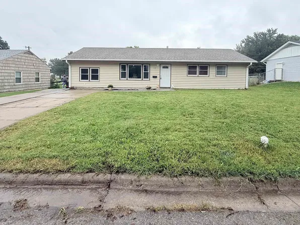 925 S Garfield St, Junction City, KS 66441