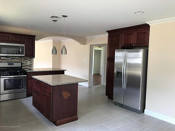 3rd image of 8 Goyave St