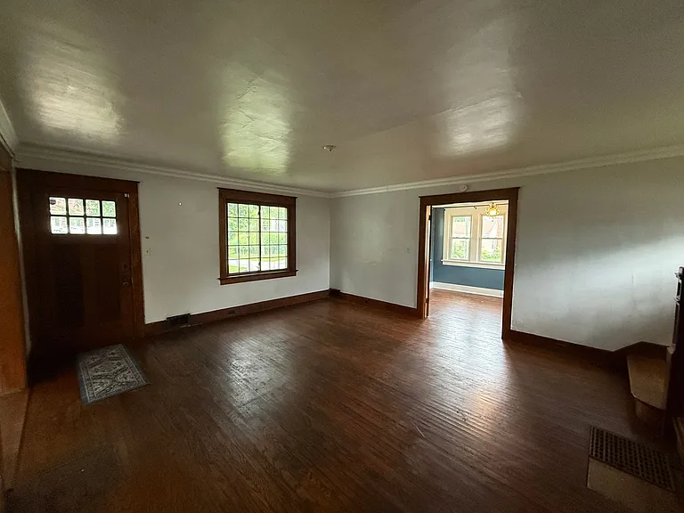 403 Englewood Ct — Photo 5