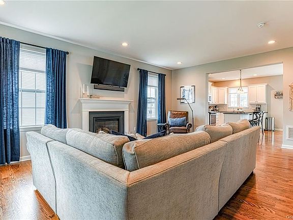 3rd image of 36 Laurel Cir