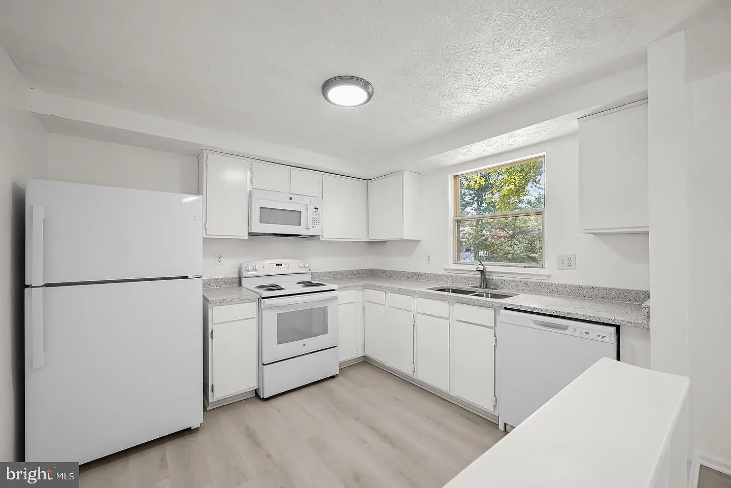 3 bed, 2.5 bath, 1462 sqft, $2,650 — Photo 3
