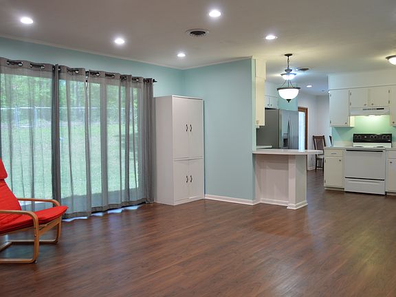 4th image of 215 Redbud Dr