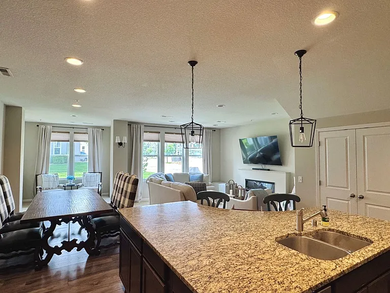 721 Wildflower Ln — Photo 5