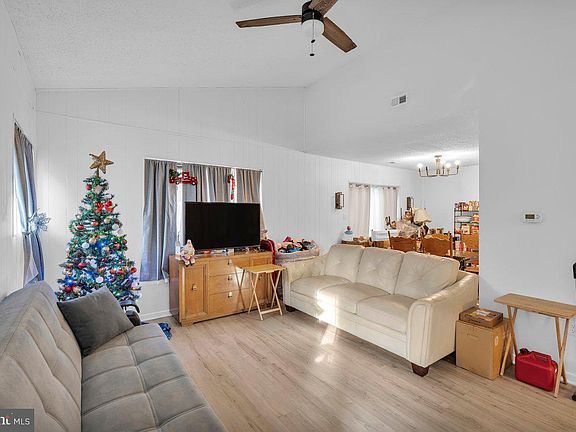 5th image of 18 Chiswick Dr