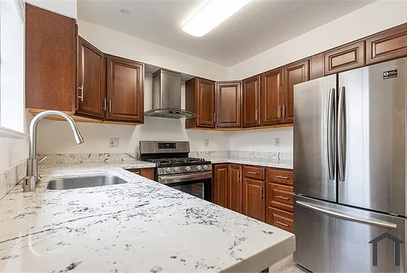 3260 Dakota St — Photo 1