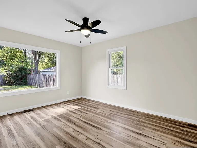 2205 S Lombard Ave — Photo 16