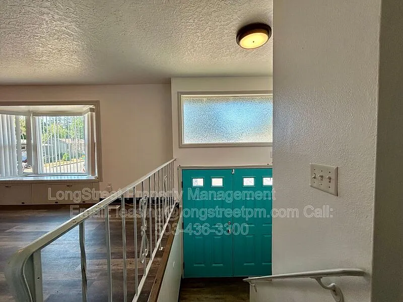 5 bed, 3.0 bath, 1976 sqft, $3,195 — Photo 3