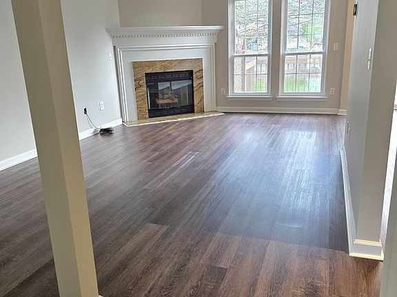 3rd image of 43603 Yorkville Dr