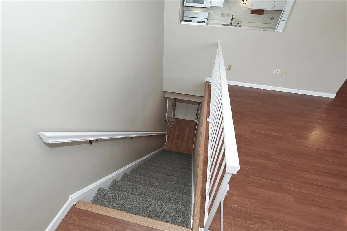 2 bed, 1000 sqft, $2,100 — Photo 3