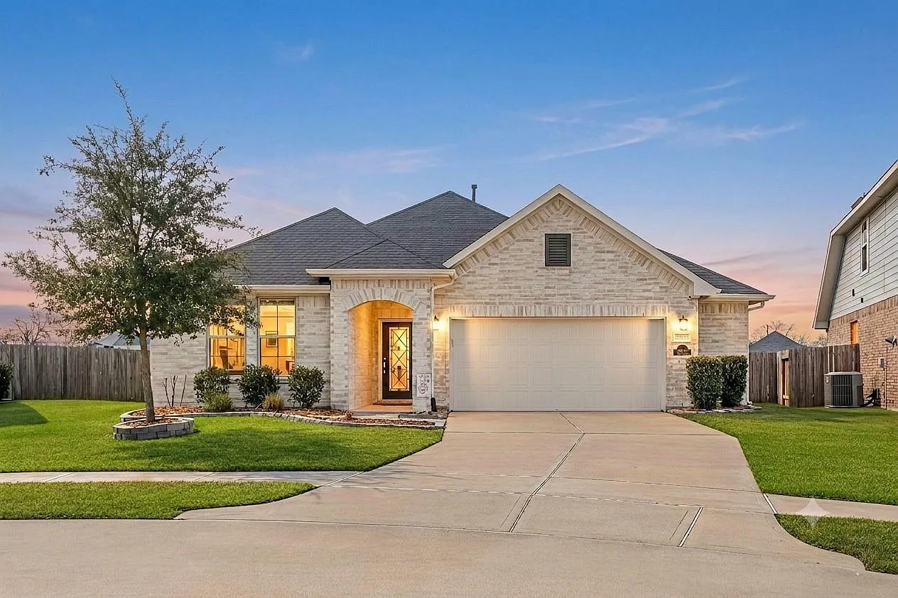 4 bed, 3.0 bath, 2108 sqft, $2,500 — Photo 1