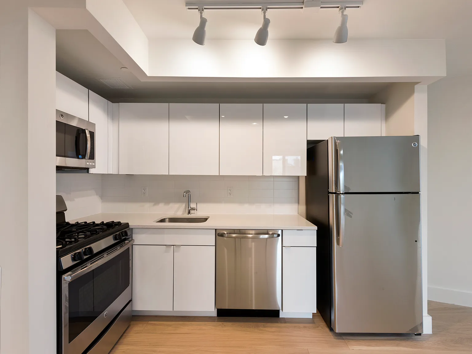 42 Orient Avenue — Photo 2