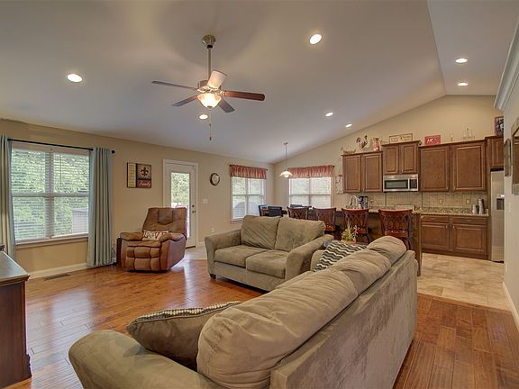 4th image of 292 Foxhunt Dr