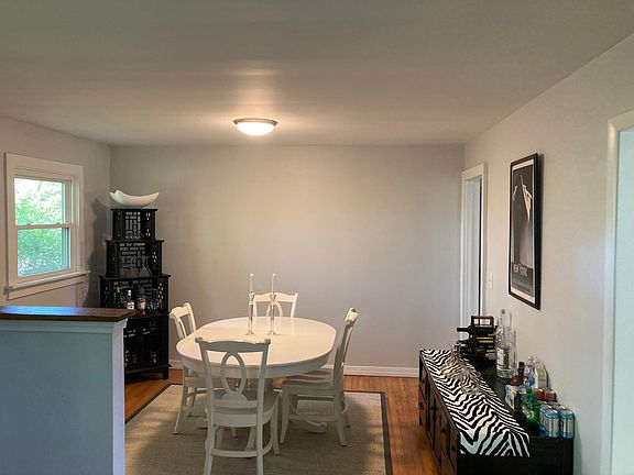 3rd image of 25 W King St