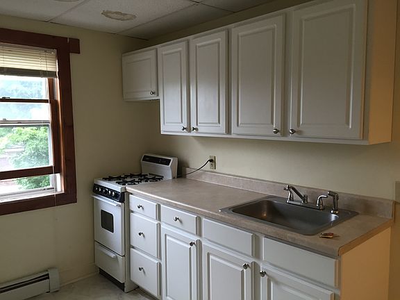 3rd image of 33 Franklin St APT 1