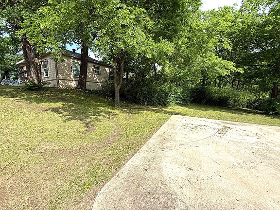 3rd image of 833 W Pecan St