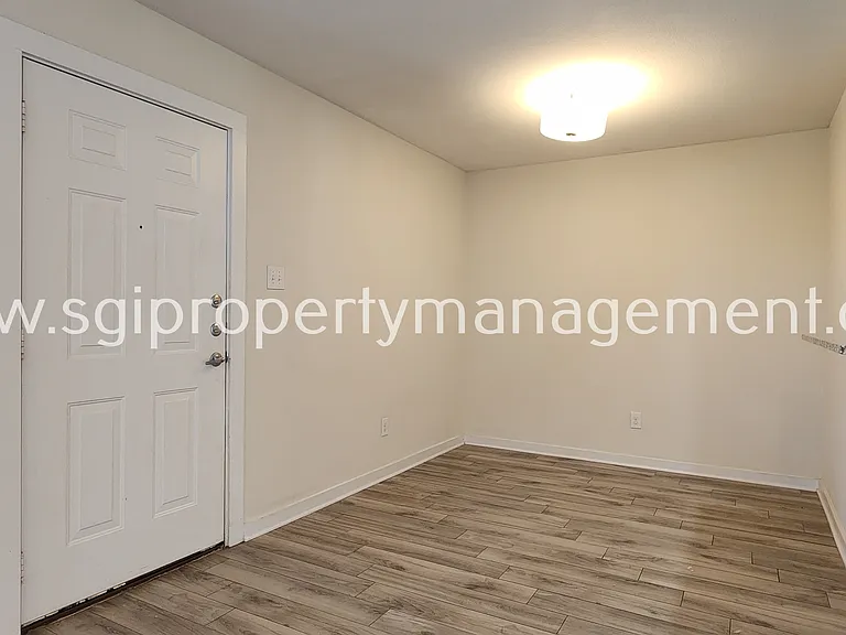931 Robineta Ln — Photo 2