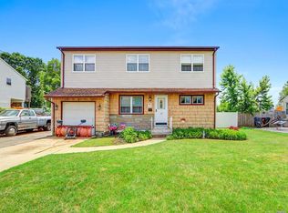 32 Roderick Rd, West Islip, NY 11795