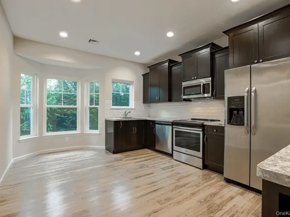 1 Grace Ln, Lindenhurst, NY 11757